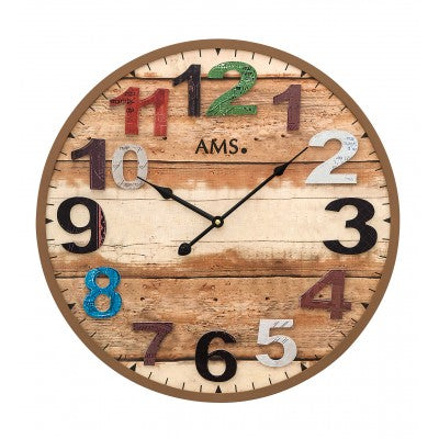 Braune Wanduhr mit Holzgehäuse, aufgelegten Ziffern und AMS-Logo