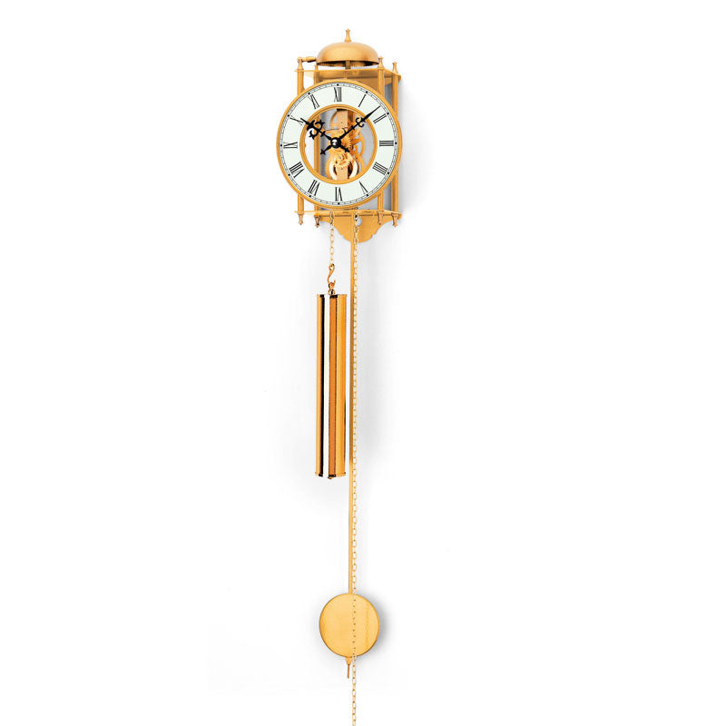 Goldfarbene Wanduhr mit rundem Zifferblatt, pendelnder Kette und Glocke
