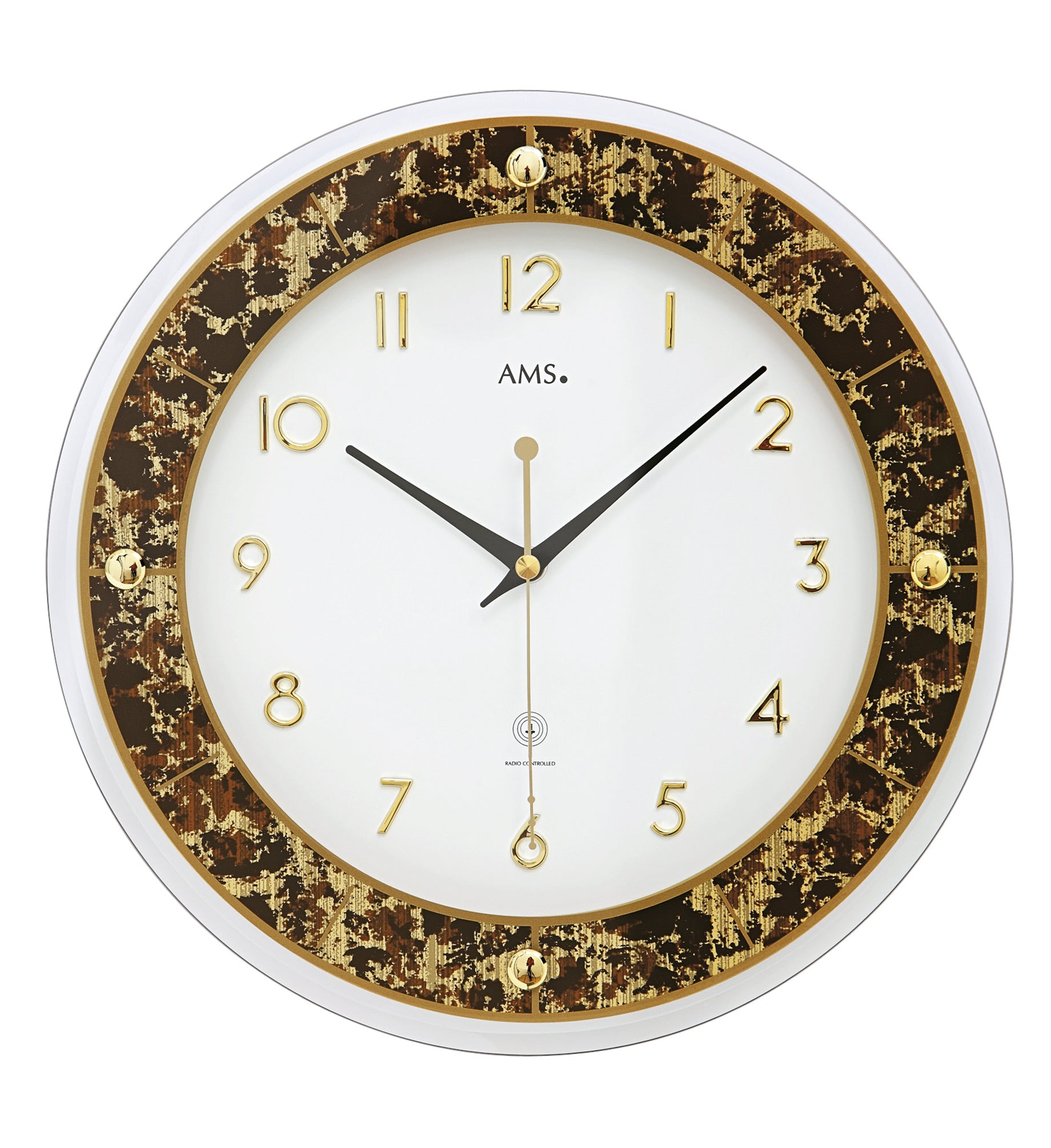 Braune Wanduhr mit goldfarbenem Ring, Ziffern und Zeigern, AMS-Logo