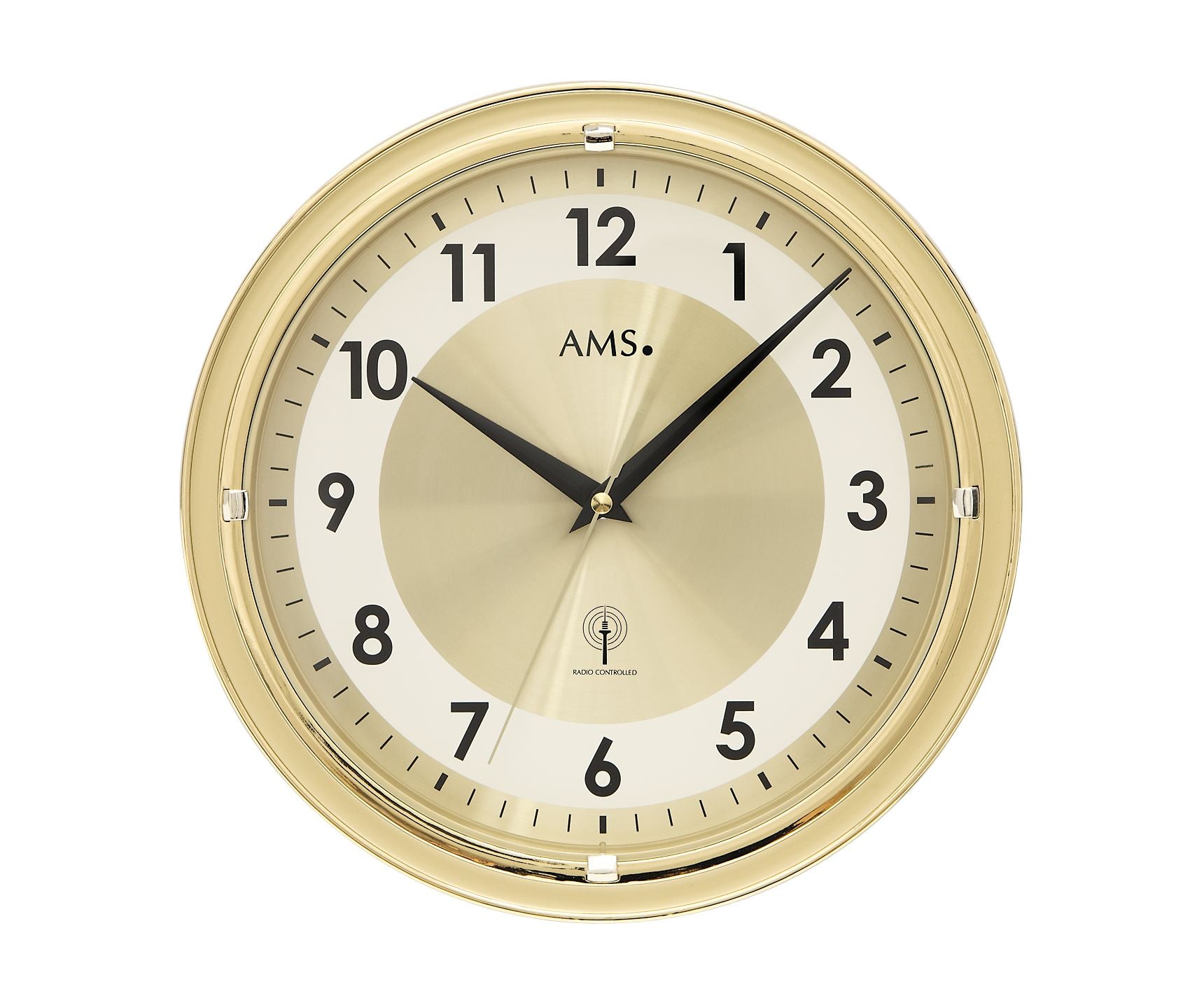 Messingfarbene Wanduhr mit arabischen Ziffern und schwarzen Zeigern