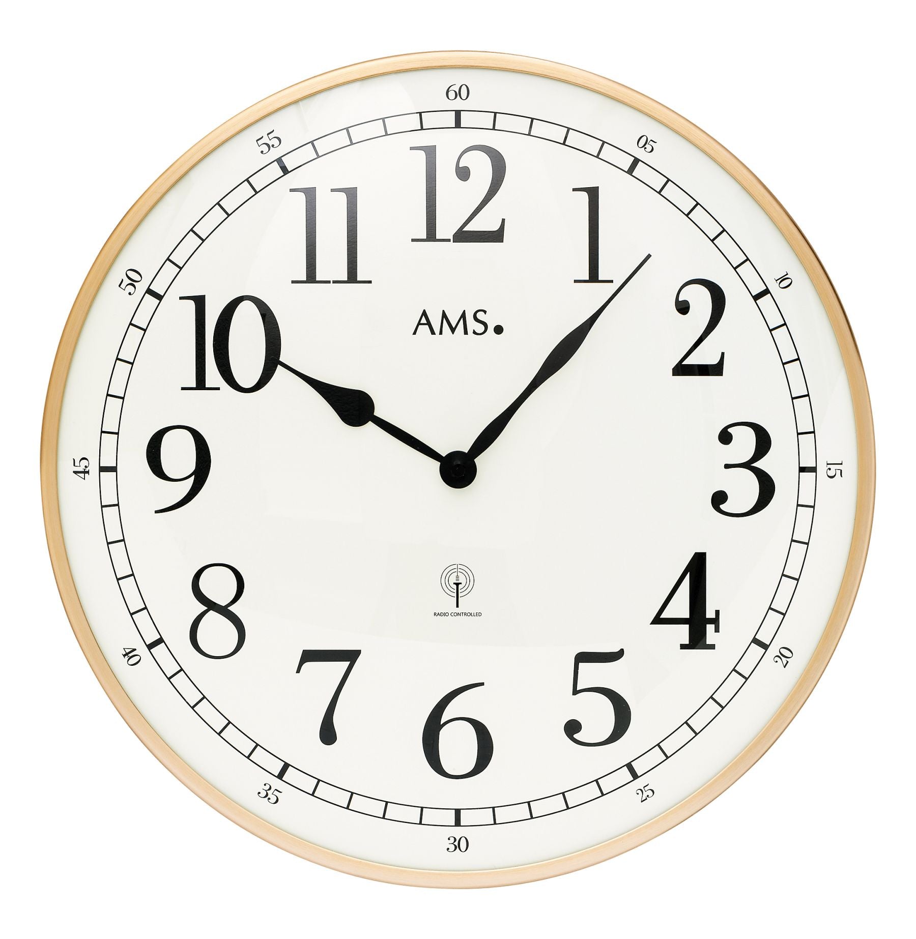 Wanduhr mit Messingrahmen, weißem Zifferblatt und schwarzen Zahlen sowie Zeigern