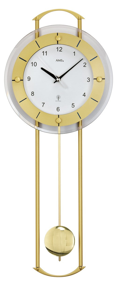 Goldene Wanduhr mit rundem Glasgehäuse, weißem Zifferblatt und Pendel