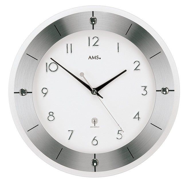Wanduhr mit silbernem Gehäuse, weißem Zifferblatt und schwarzen Zeigern