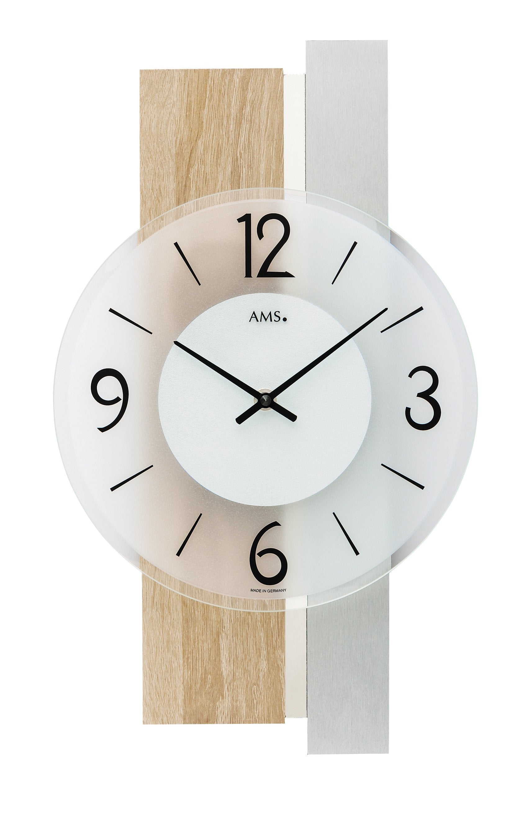 Wanduhr mit rundem Zifferblatt, Holzstreifen-Design und schwarzen Zeigern