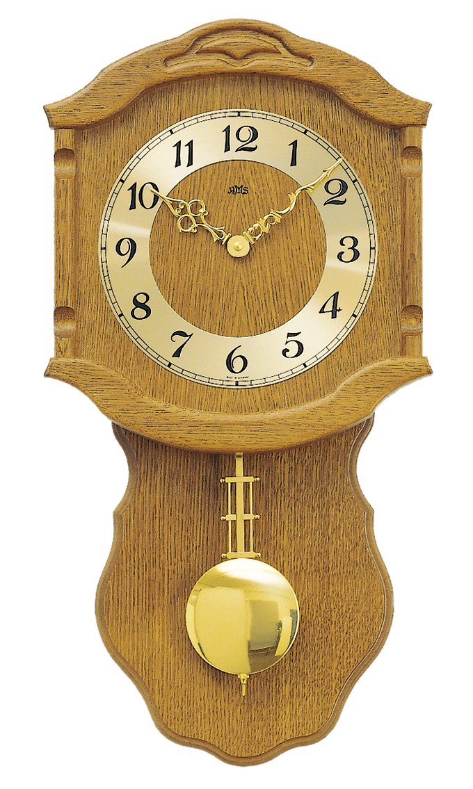 Eichefarbene Wanduhr mit rundem Zifferblatt und Pendelgewicht