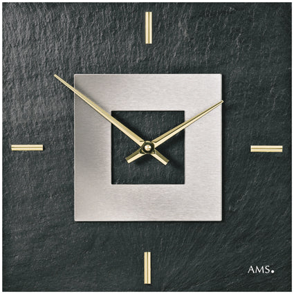 Wanduhr aus Naturschiefer mit quadratischem Zifferblatt, goldenen Zeigern, anthrazit