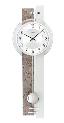 Quarz-Pendelwanduhr mit grauem Gehäuse, rundem Zifferblatt und schwarzen Zeigern