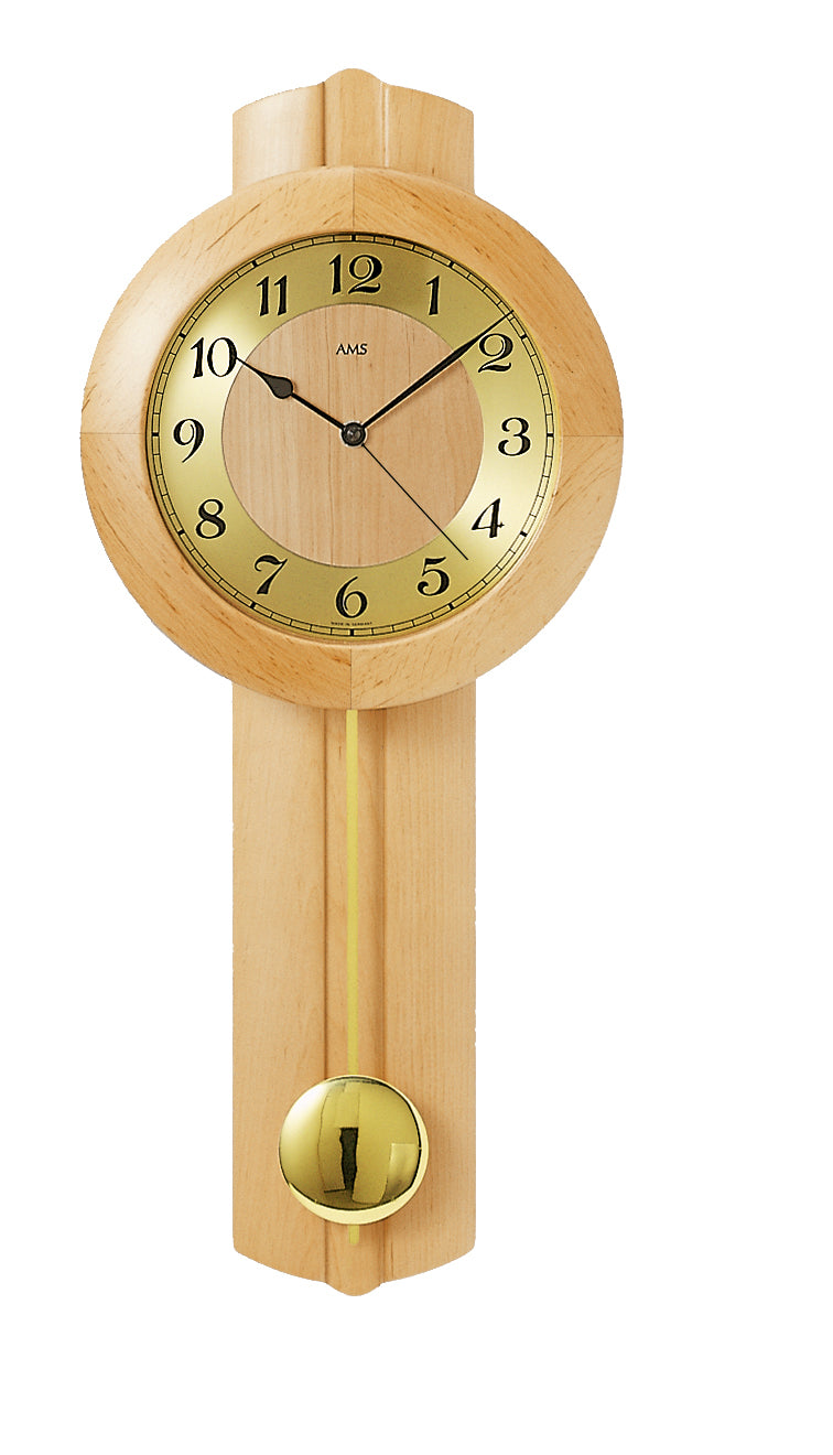 Wanduhr aus hellem Holz mit rundem Zifferblatt, arabischen Zahlen und Analogzeigern