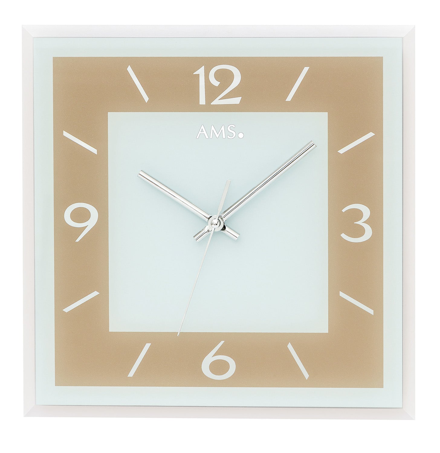 Wanduhr mit hellbraunem Rahmen und goldenen Ziffern, drei Zeigern und AMs-Logo