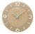 Runde Wanduhr mit hellbraunem Zifferblatt, arabischen Zahlen und Metallzeigern