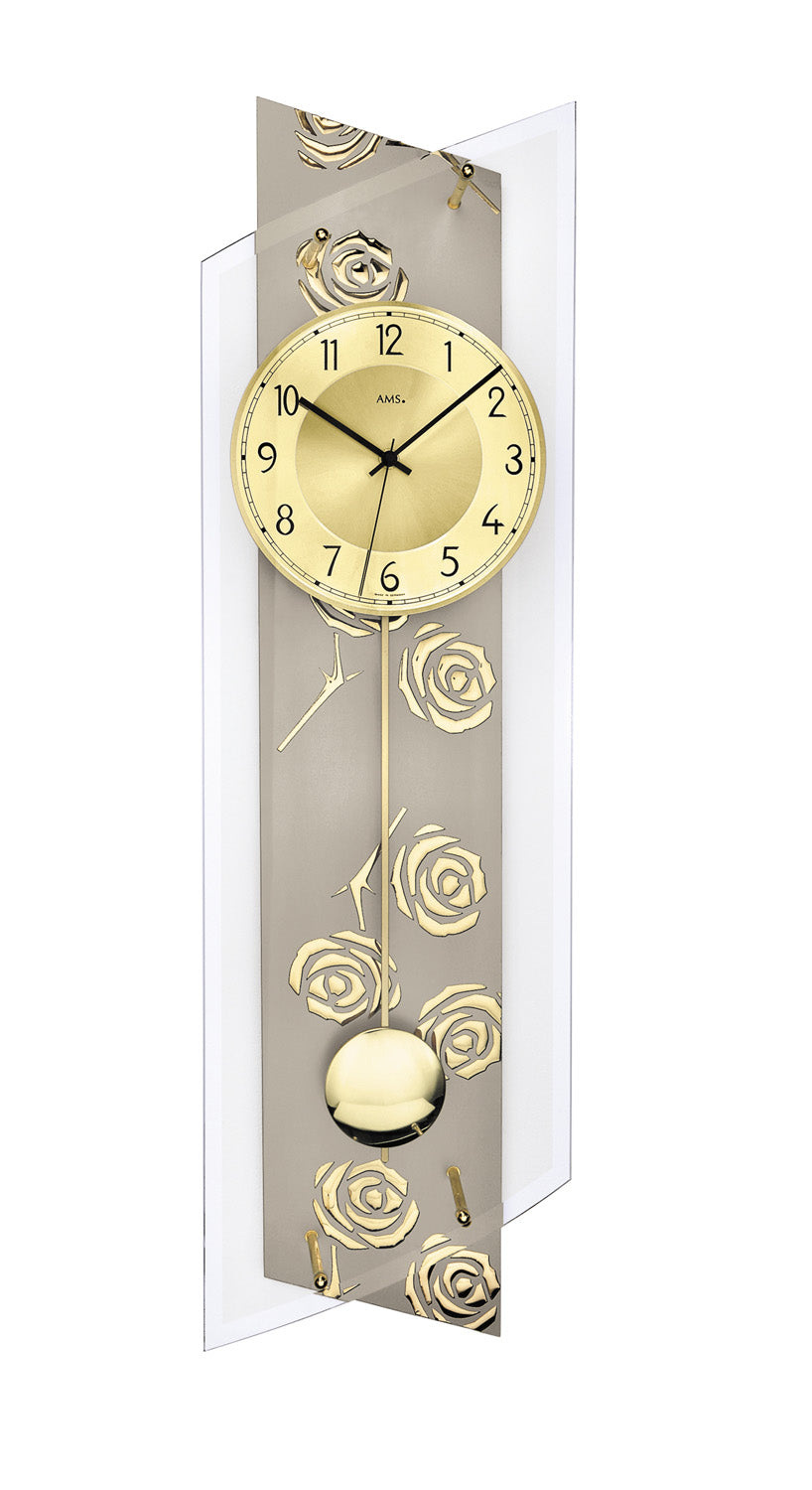 Wanduhr mit Rosen-Dekor, goldenem Zifferblatt und Pendelgewicht im Glasgehäuse