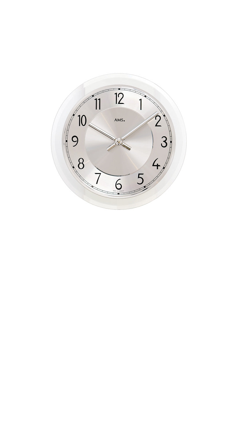 Wanduhr mit facettiertem Mineralglas, silbernem Zifferblatt und Zeigern