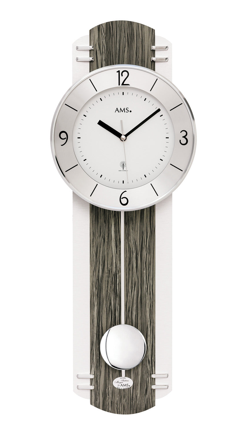 Wanduhr aus Holz mit weißem Zifferblatt, arabischen Zahlen und sichtbarem Pendel