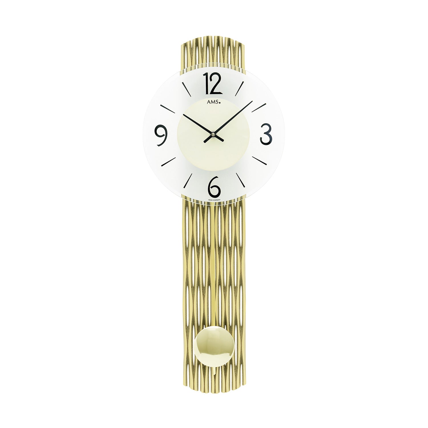 Wanduhr mit weißem Zifferblatt und goldfarbenem Pendelgehäuse, römische Zahlen