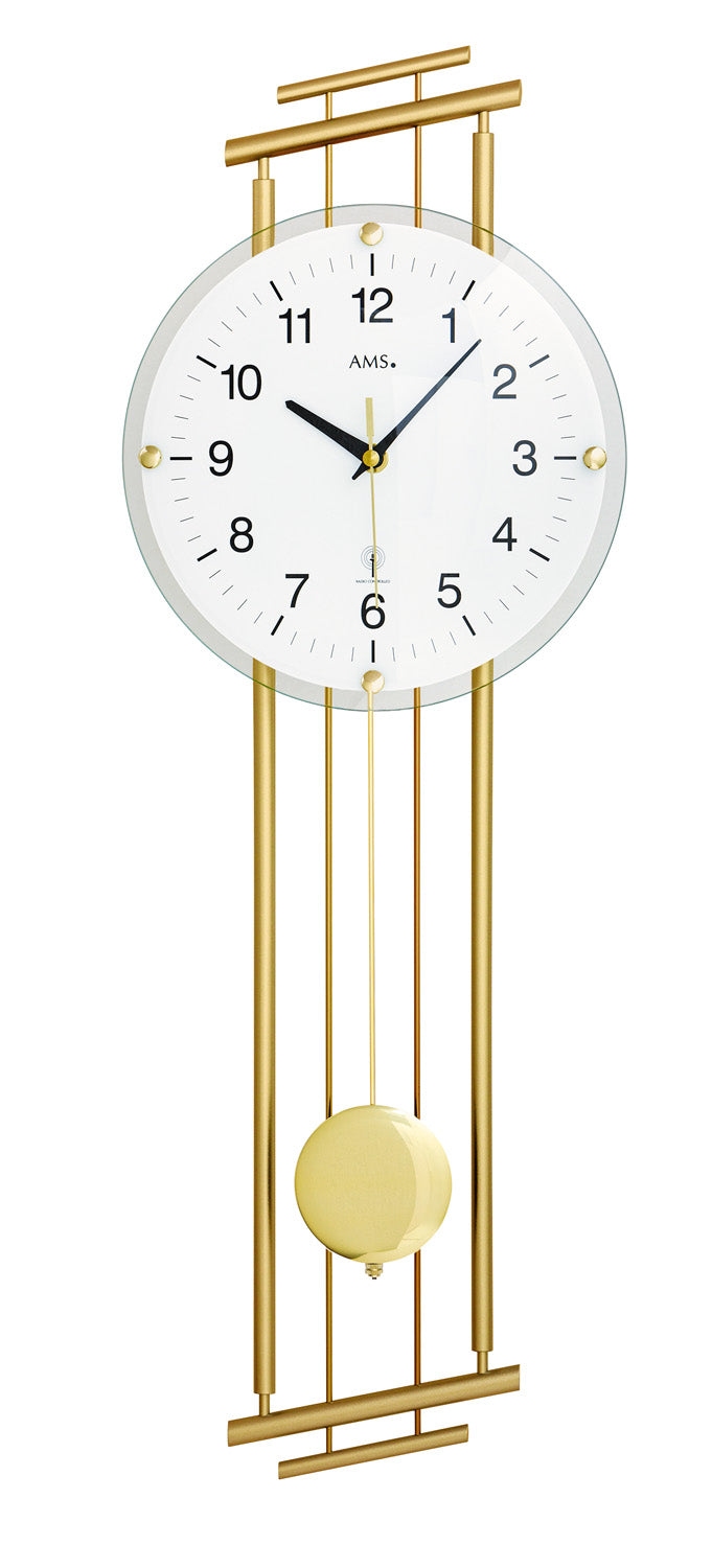 Wanduhr mit Messingrahmen, rundem Zifferblatt und pendelndem Gewicht, gewölbtes Mineralglas