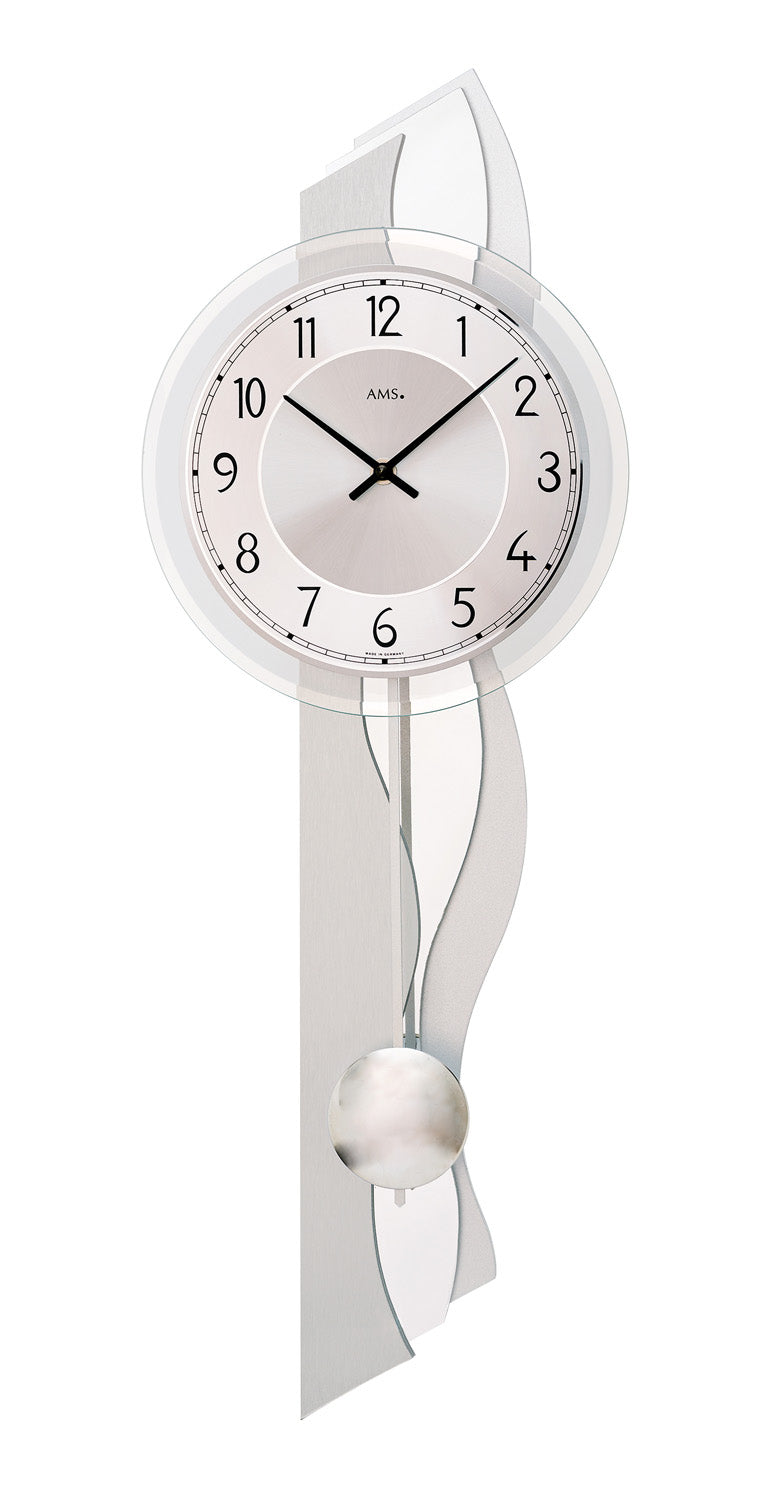 Wanduhr mit rundem Zifferblatt, Aluminium-Pendel und facettiertem Glas, silbern