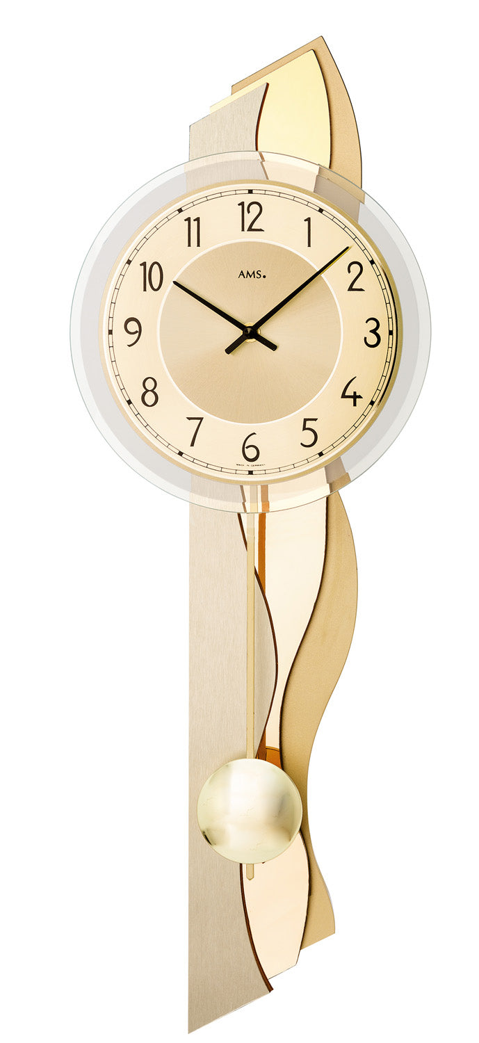 AMS Wanduhr mit rundem Zifferblatt, goldenen Zeigern und pendelndem Messinggewicht