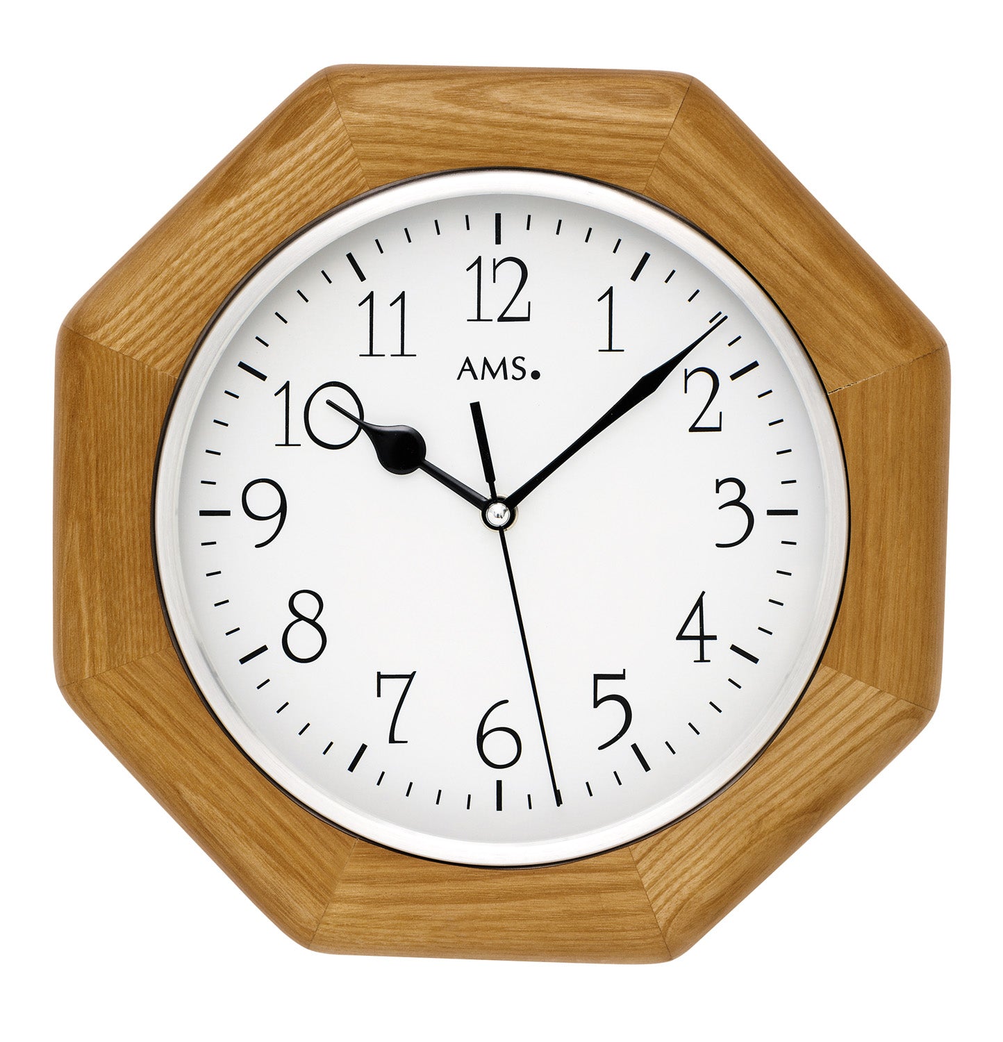 Wanduhr mit Eichenholzgehäuse und weißem Zifferblatt, schwarze Zeiger und Ziffern