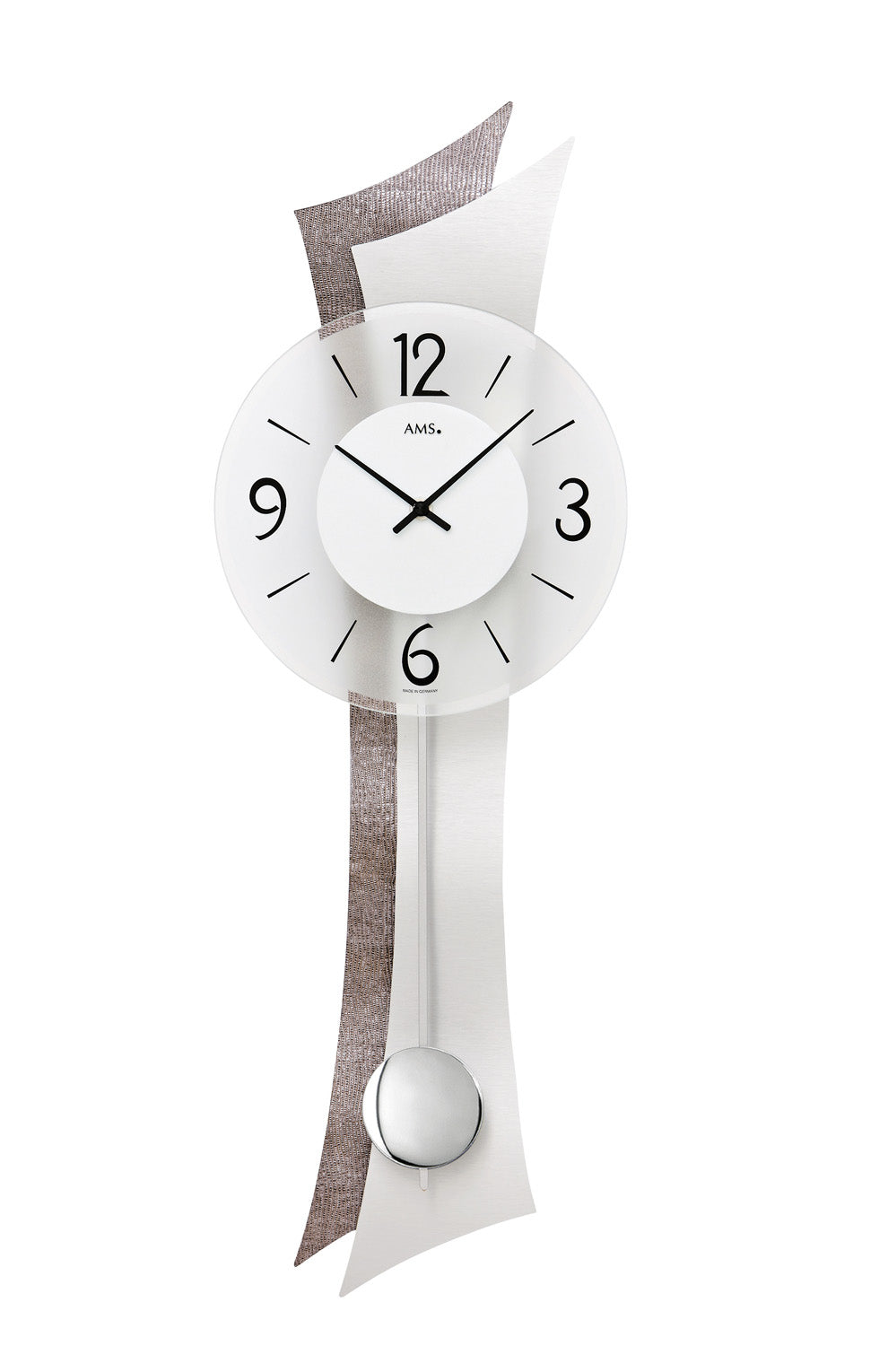 Wanduhr mit weißem Zifferblatt, schwarzen Zahlen und geschwungenem Holzgehäuse mit Pendel