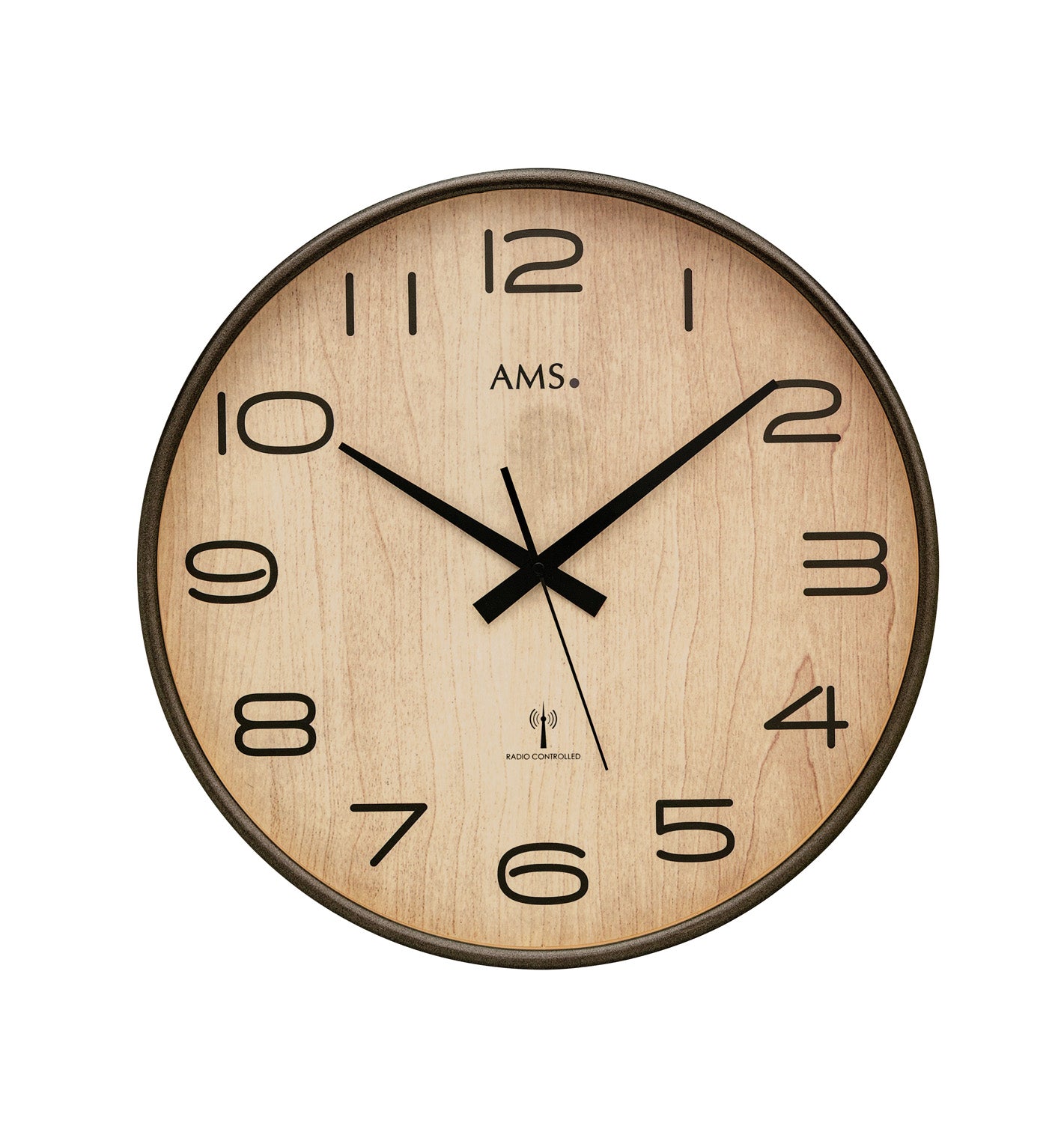 Runde Wanduhr mit Holzgehäuse, AMS-Ziffern und schwarzen Zeigern, dunklem Rahmen