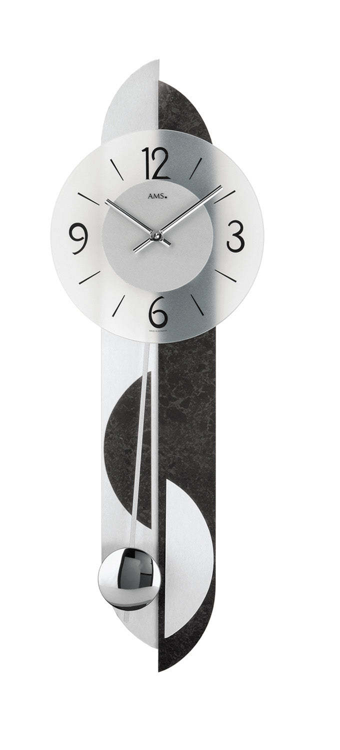 Wanduhr mit rundem weißem Zifferblatt, silbernen Zeigern und schieferfarbenem Pendelgehäuse