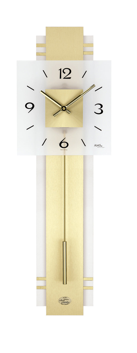 Wand-Pendeluhr mit weißem Zifferblatt, goldenen Zeigern und Holzpendel