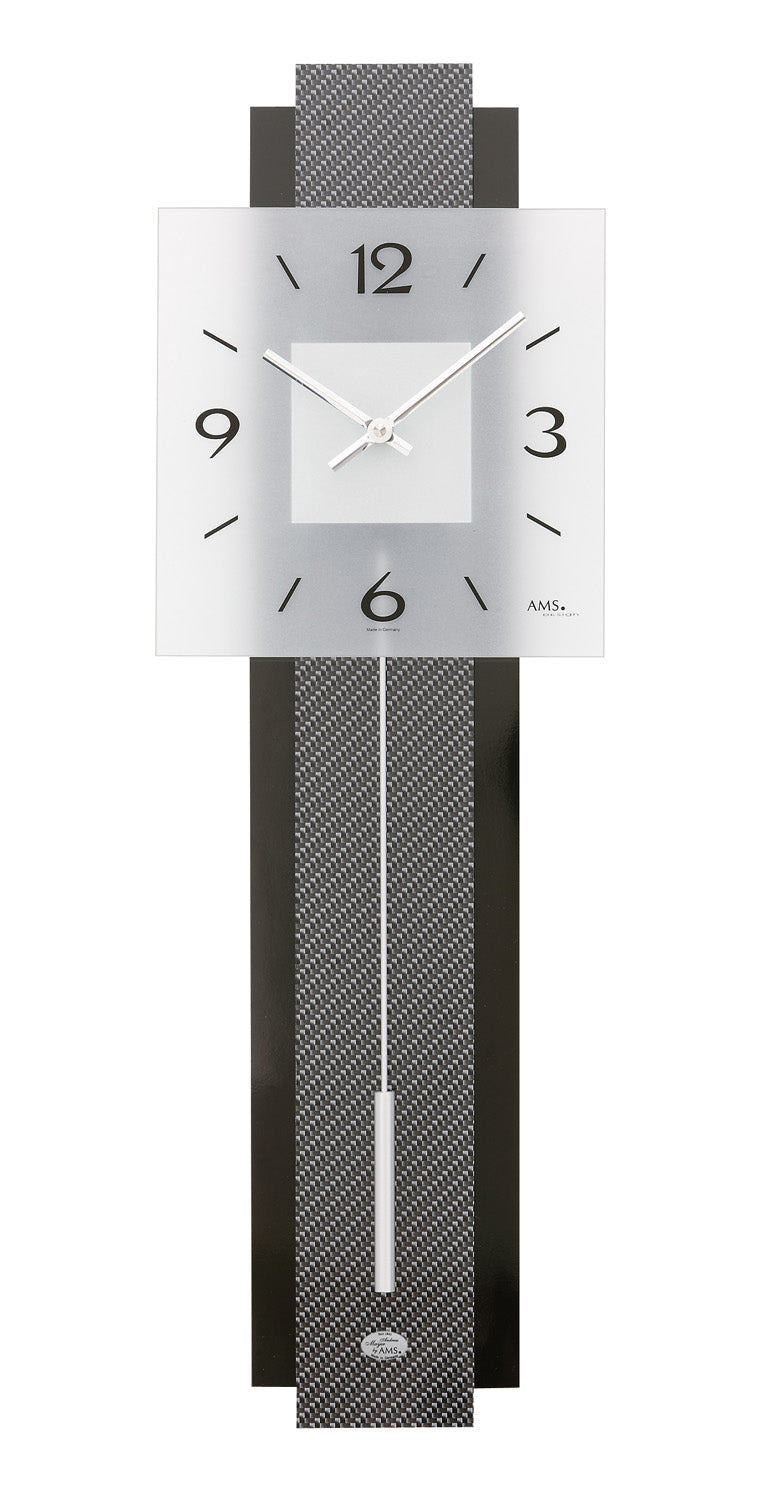 Wanduhr mit weißem Ziffernblatt, schwarzen Carbon-Elementen und Pendel
