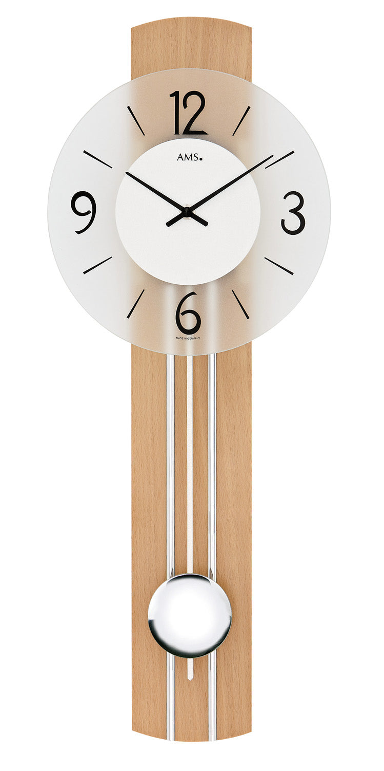 AMS Wanduhr aus hellem Holz mit rundem Zifferblatt und Pendel