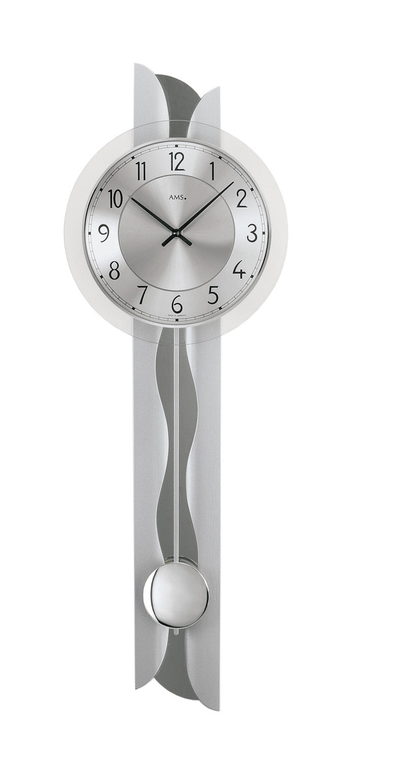 Wanduhr mit Pendelwerk, silbernes Zifferblatt, Glasfront und Pendel