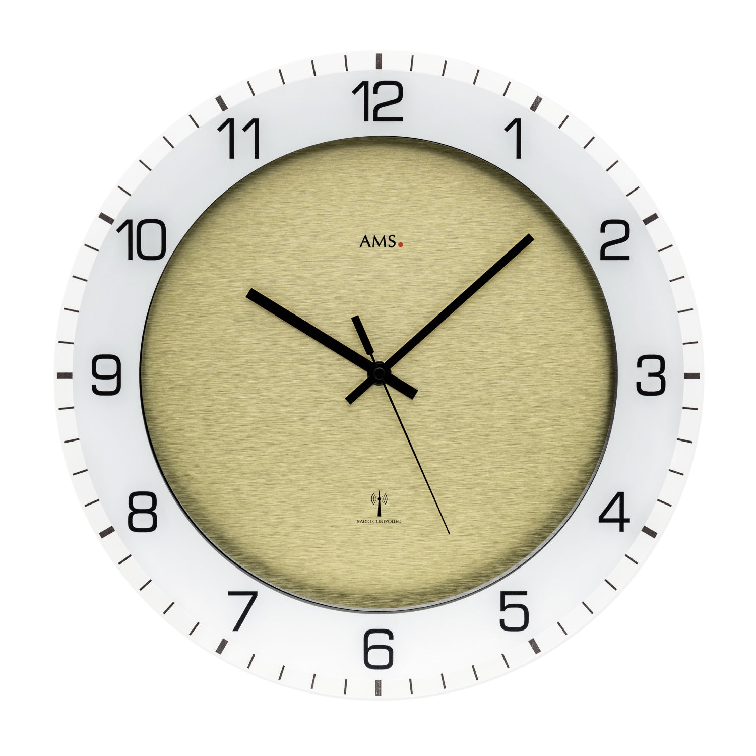 Beige Wanduhr mit schwarzem Ziffernring und schwarzen Zeigern, rund, mit AMS-Logo