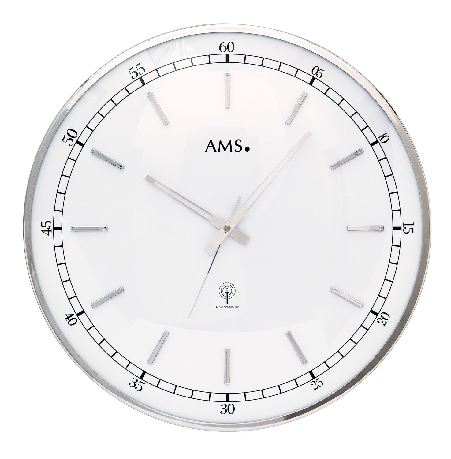 Runde Wanduhr mit silbernem Rahmen, weißem Zifferblatt und analogen Zeigern