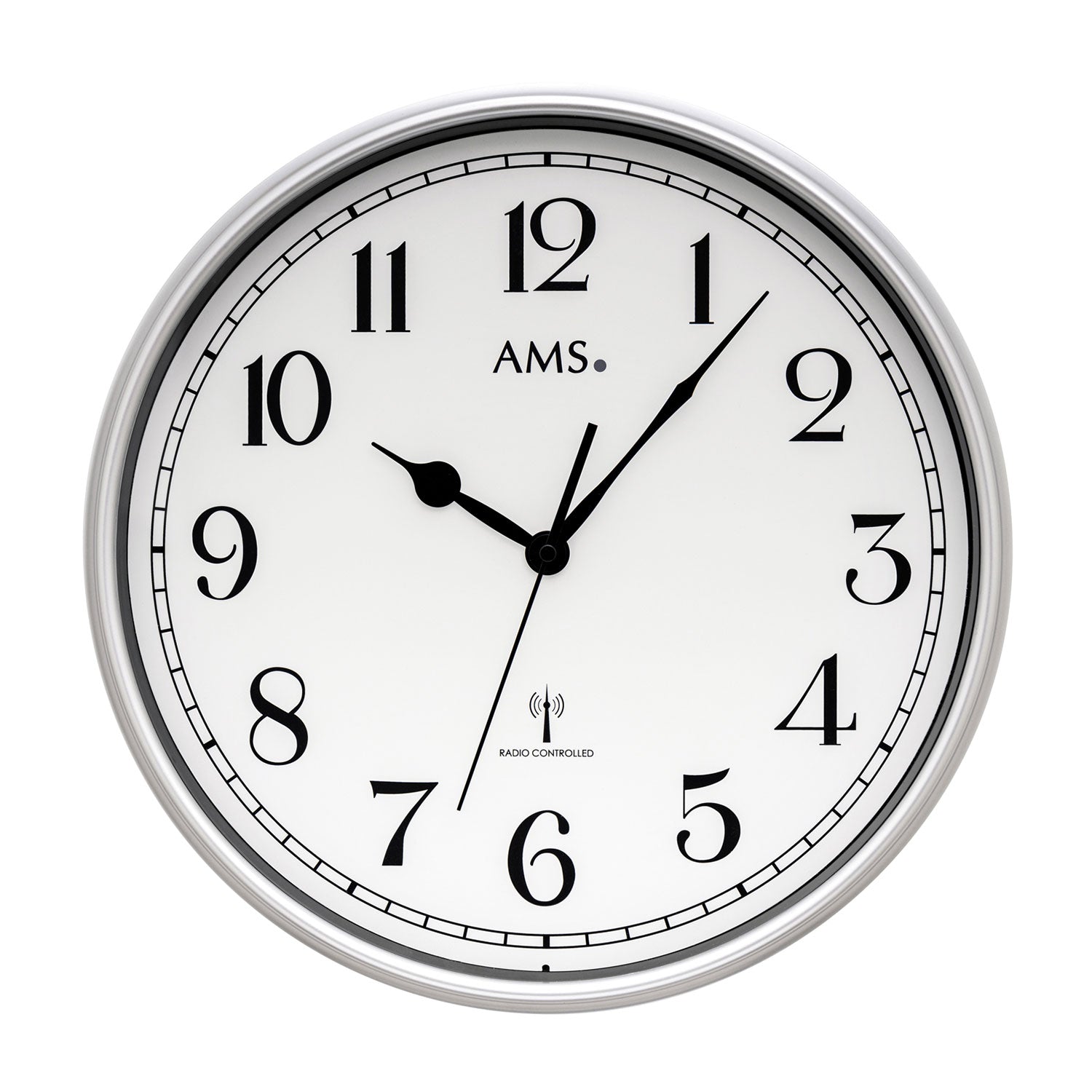 AMS Funk-Wanduhr mit rundem Zifferblatt, schwarzen Zahlen und Zeigern, silbernem Rahmen