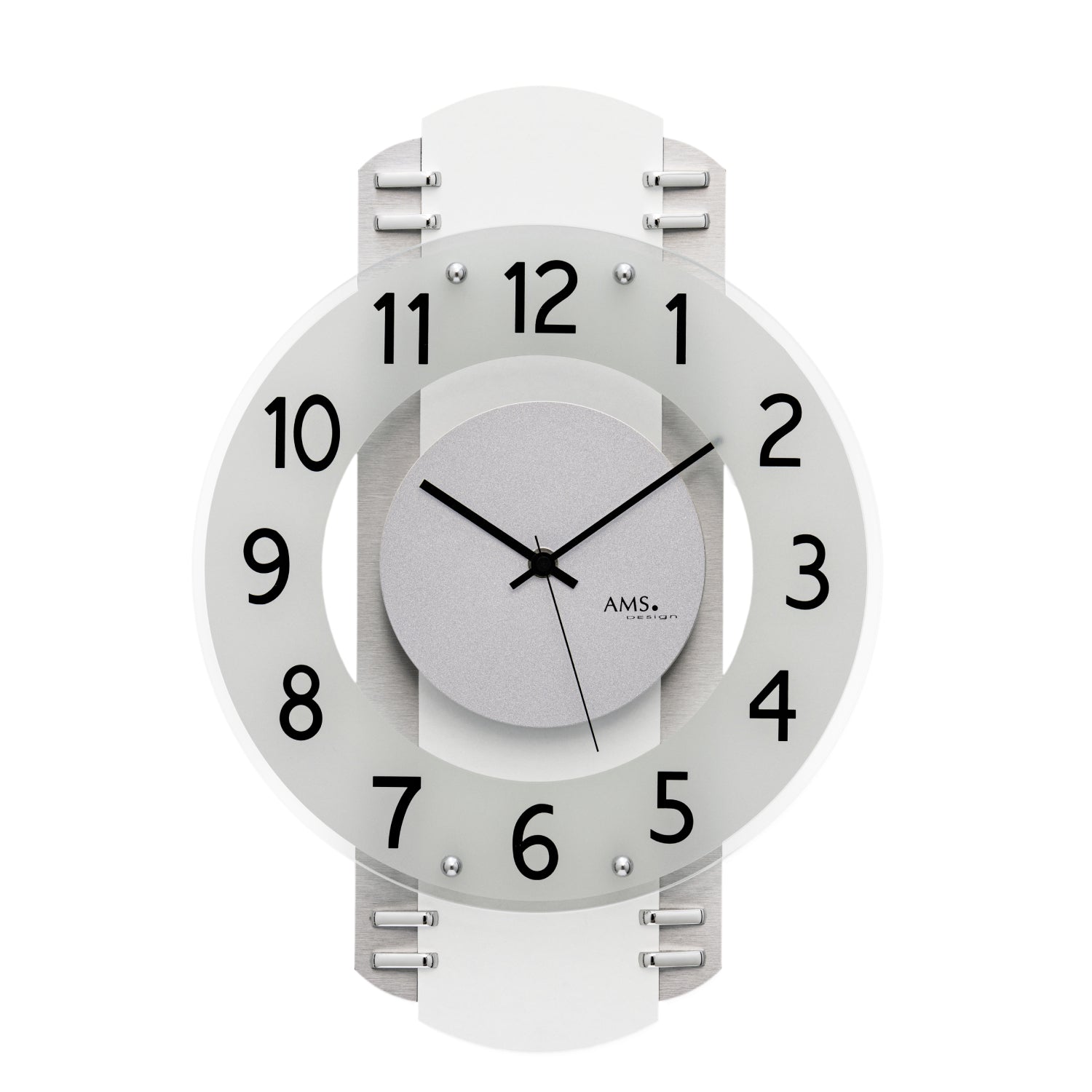 Wanduhr mit weißem Zifferblatt, schwarzen Zahlen, silbernen Haltern und grauer Mitte