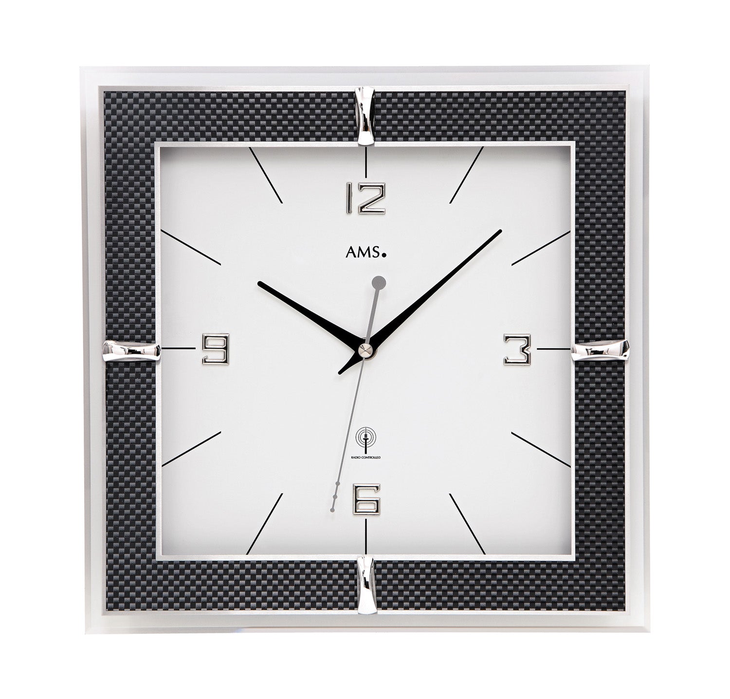 Quadratische Wanduhr mit schwarzem Carbon-Rahmen, weißem Zifferblatt und Mineralglas