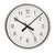Silberne Wanduhr mit weißem Zifferblatt und schwarzen Zeigern