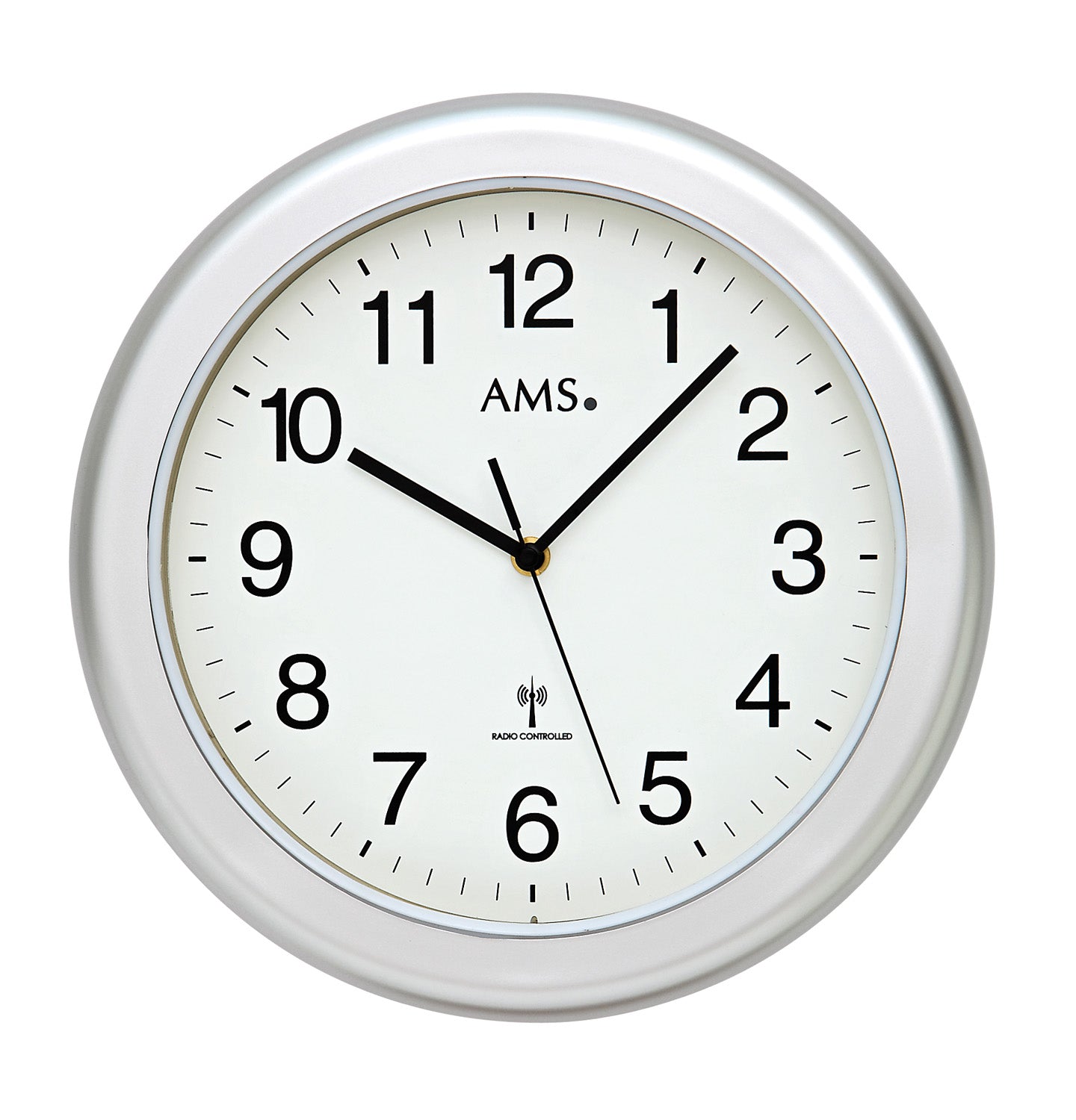 Runde Wanduhr mit silbernem Rand, weißem Zifferblatt, schwarzen Zeigern und Zahlen