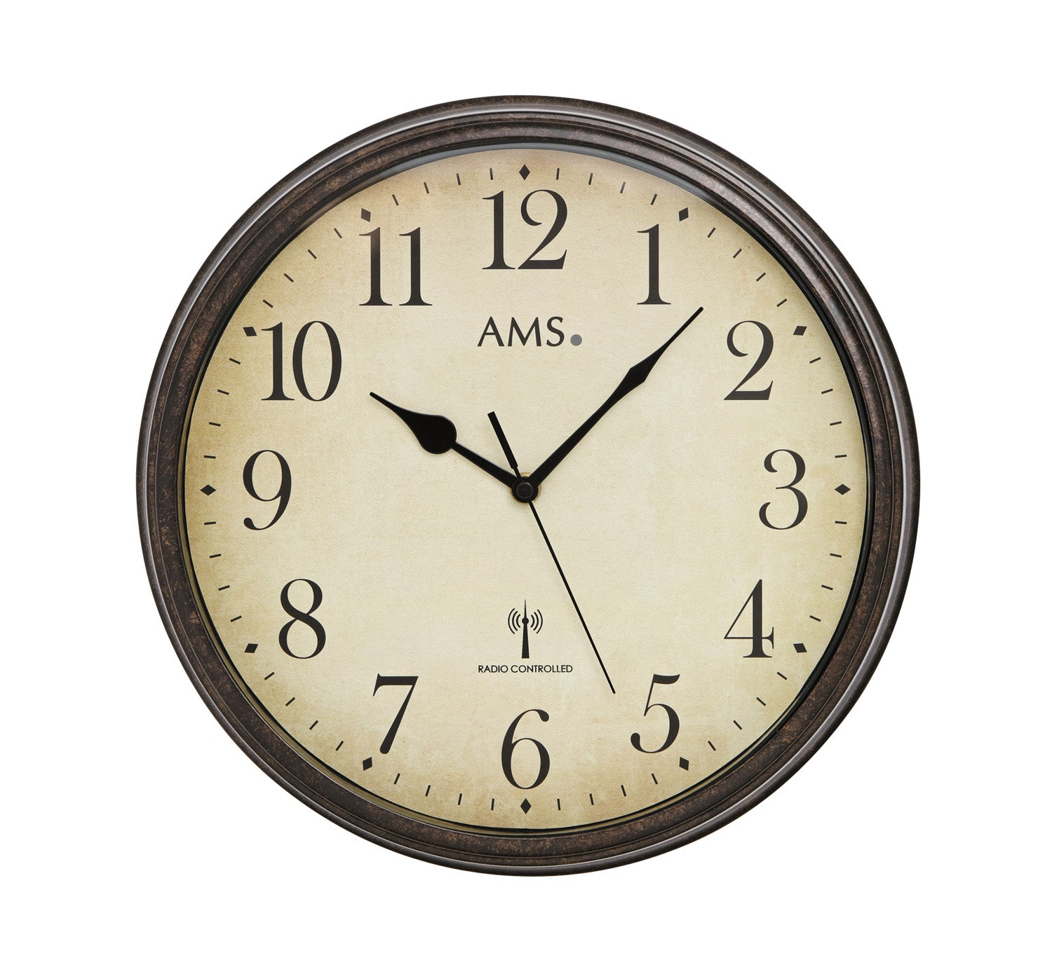 Wanduhr mit analogem Ziffernblatt, schwarzen Zeigern und schwarzem Metallgehäuse