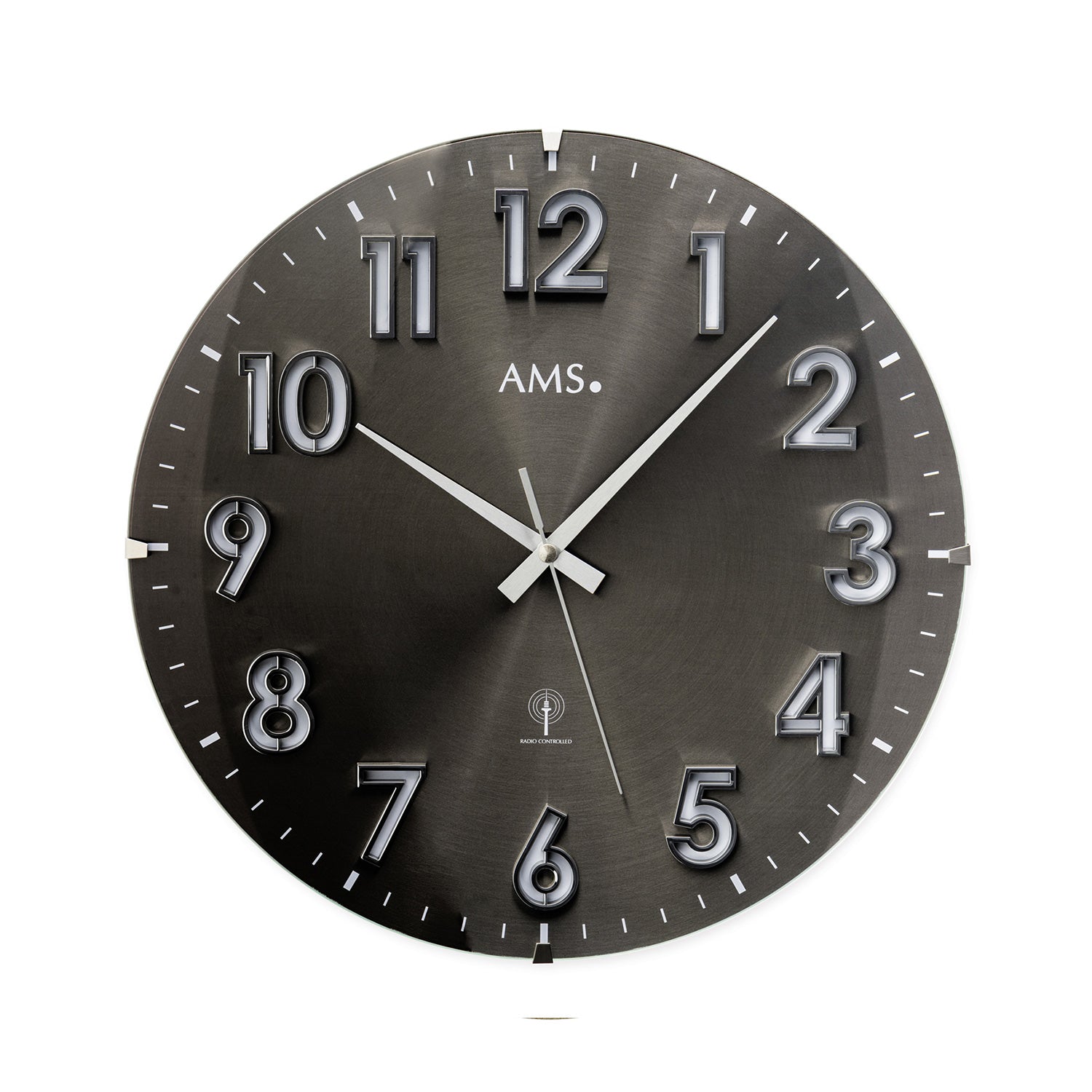 AMS Wanduhr mit dunklem Zifferblatt, großen Ziffern und Zeigern, Funkuhr-Symbol