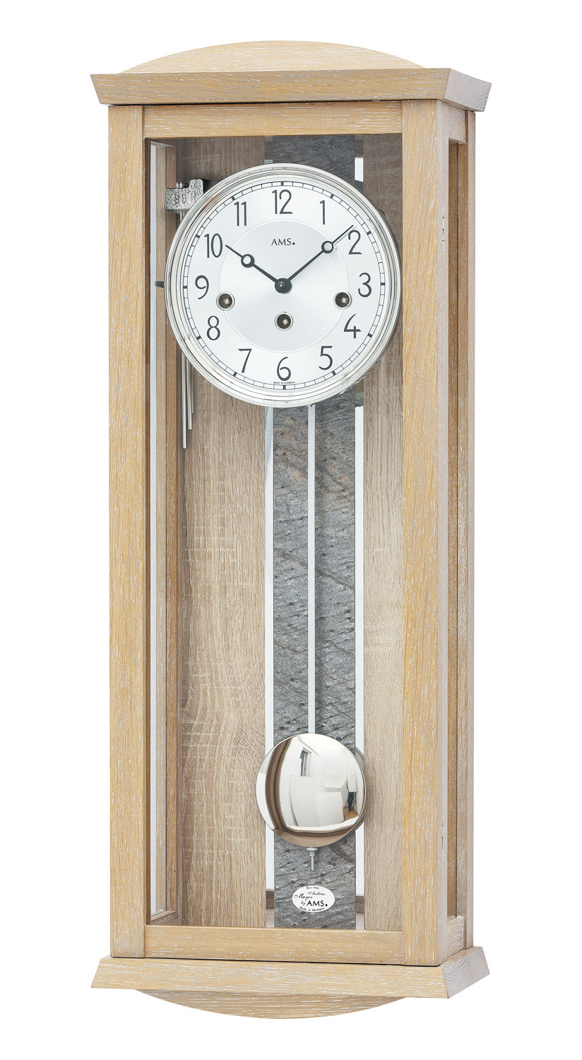 Eichenfarbene Wanduhr mit Holzgehäuse, rundem Zifferblatt und Pendel