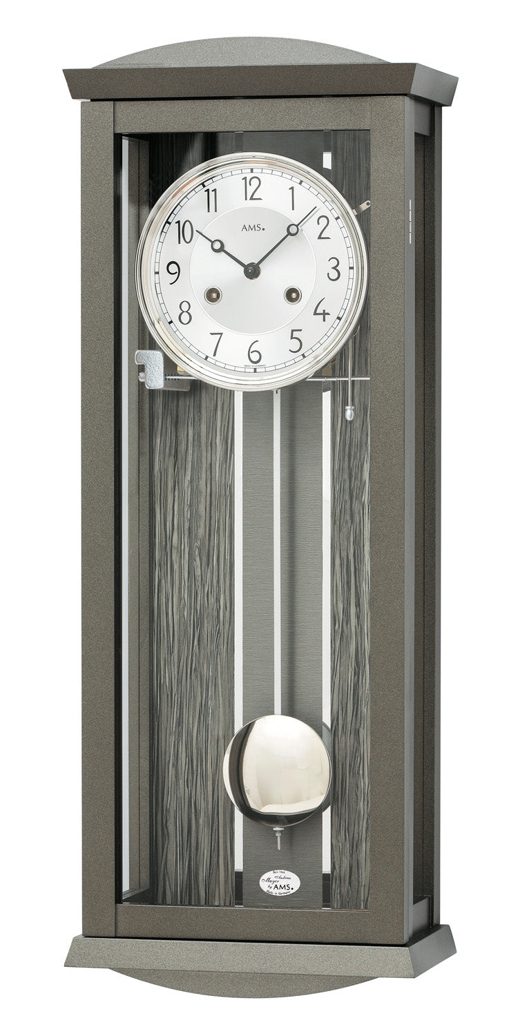 Wanduhr mit Pendelwerk, anthrazitfarbenem Gehäuse und rundem Zifferblatt