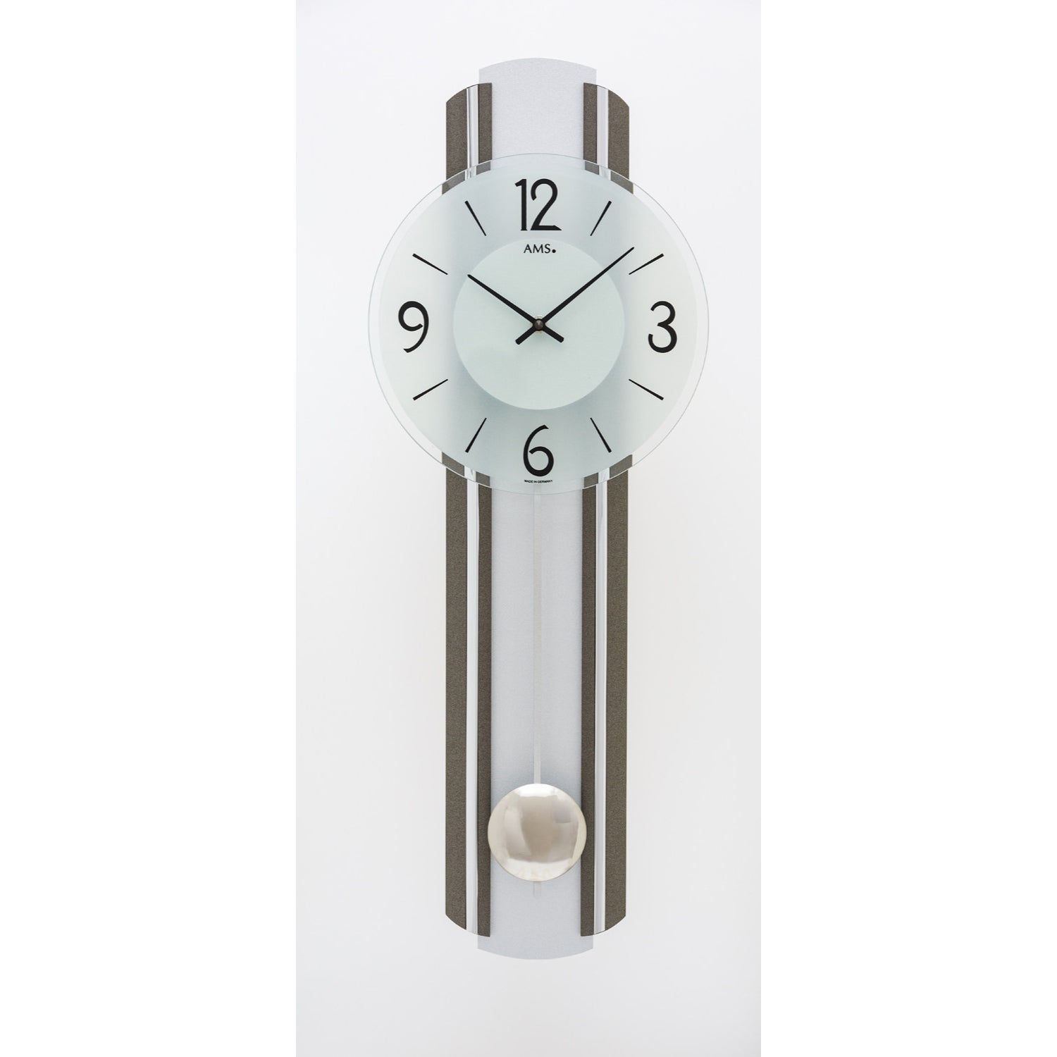 Wanduhr: weißes Zifferblatt mit schwarzen Ziffern, anthrazit-silbernes Holzgehäuse