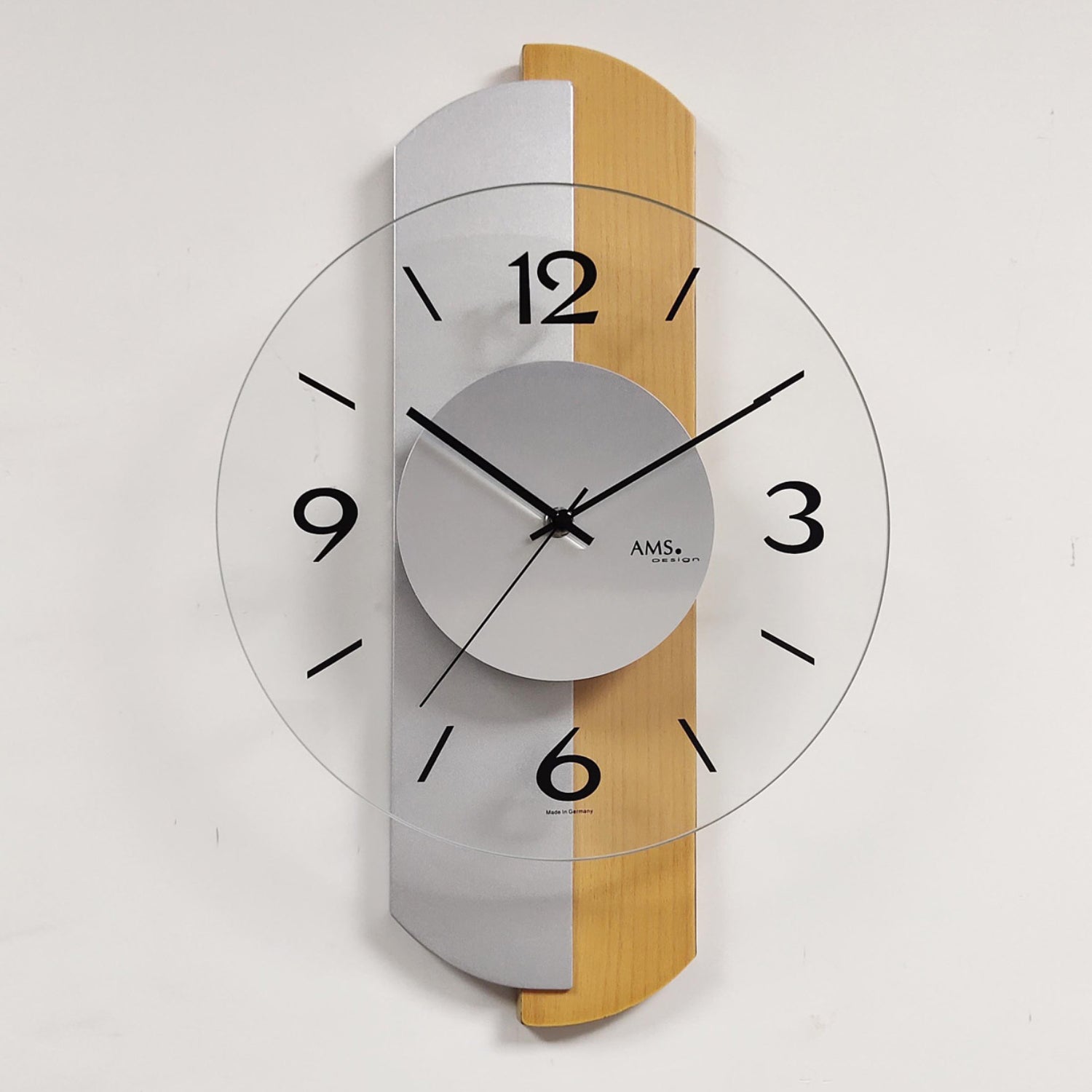 Wanduhr mit rundem Zifferblatt, Holzgehäuse und schwarzen Zeigern, Zahlen 12/3/6/9.