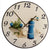Orologio da parete rotondo con dettagli blu in legno a forma di macinapepe, numeri da 1 a 12