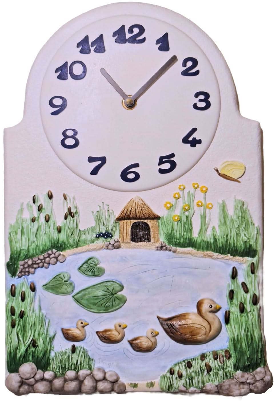 Orologio da parete in ceramica con quadrante rotondo e motivo da giardino: anatre, casa e fiori, bordo viola