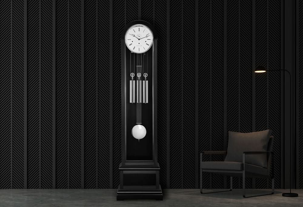 Orologio a pendolo con cassa in legno scuro, quadrante bianco e pendolo a vista