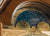 Quadrante di orologio a pendolo con cielo stellato, motivi di mappamondo e cornice dorata