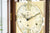 Primo piano del quadrante di un orologio a pendolo con numeri romani e finiture dorate