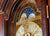 Ritratto del quadrante di un orologio a pendolo con segmento blu, ornamenti decorativi e numeri romani