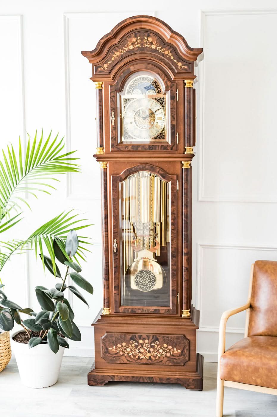 Orologio a pendolo in legno con cassa intagliata e quadrante a vista in vetro