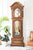 Orologio a pendolo in legno con cassa intagliata e quadrante a vista in vetro